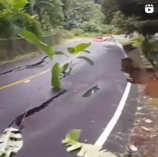 Jalan Nasional Rangkasbitung – Bogor retak dan ambles di bahu jalan